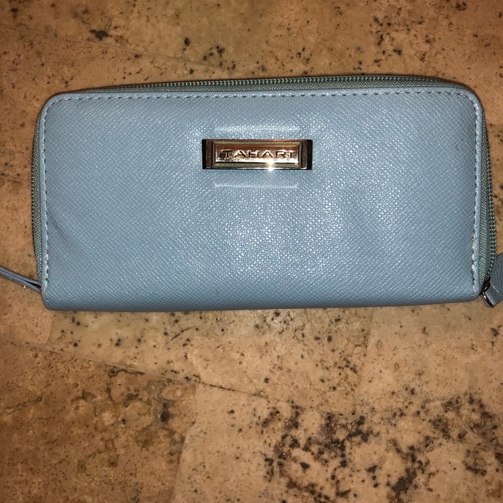 Tahari, women’s zip wallet
